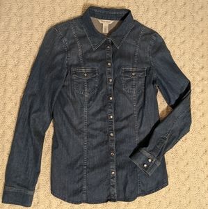 🍋White House Black Market denim shirt size 6